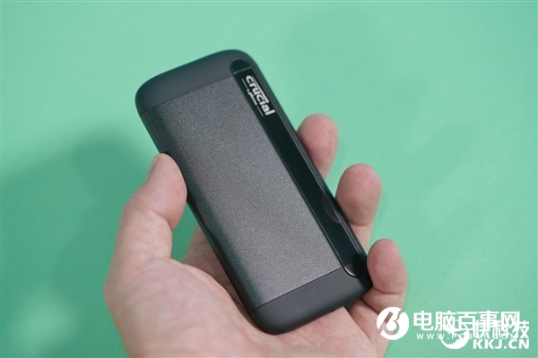 速度达1GB/s!英睿达X8移动SSD 2TB图赏:4寸手机大小