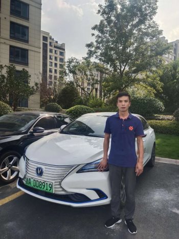 来自T3出行司机的“最美公主抱”