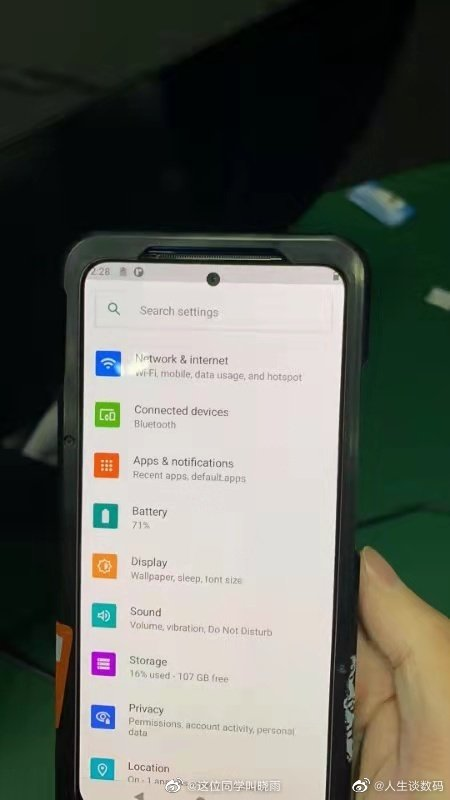 Redmi旗舰！疑似Redmi K40真机谍照曝光：采用OLED挖孔屏