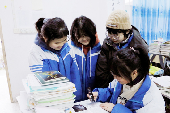 台江县民族中学引入人工智能学习硬件