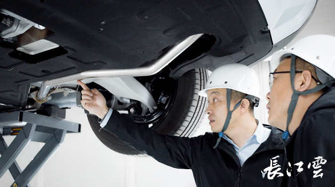 岚图汽车秉承打造高端车的严苛标准，品质+安全第一