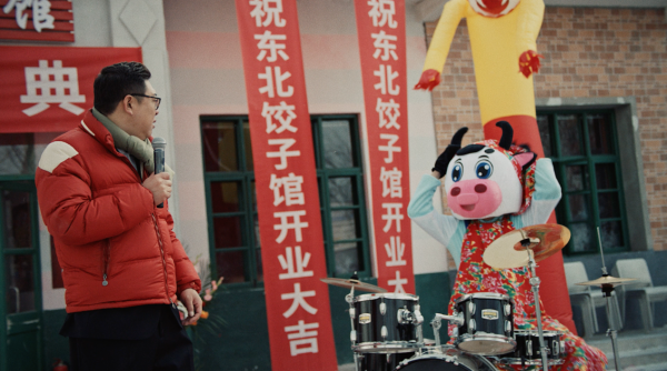 冬日里的一抹温情，京东微电影《顶牛》带你重回“热爱”燃烧的岁月