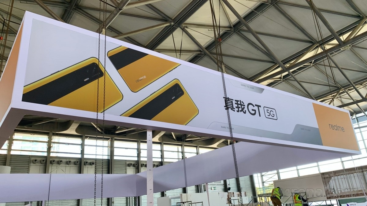 realme GT 上海 MWC 海报曝光：黄黑配色，与此前曝光一致