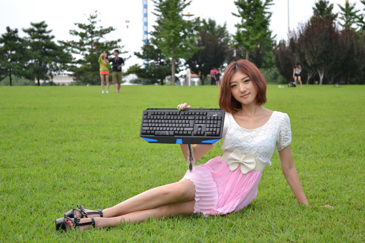 PS给草地女孩添加夕阳光效效果