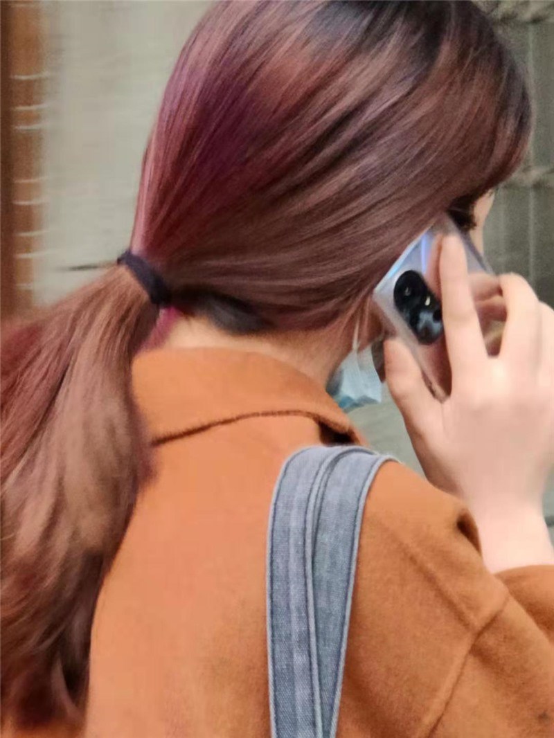 疑似华为 P50 真机曝光：椭圆形摄像头 + 银色机身