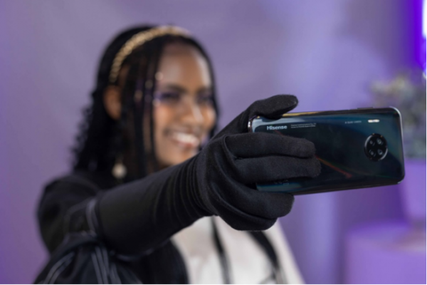 “黑人夜晚自拍”难题有解了!海信手机南非热卖