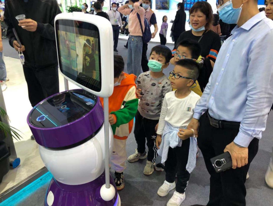 第四届数字中国建设峰会福州开幕 擎朗机器人成人气王