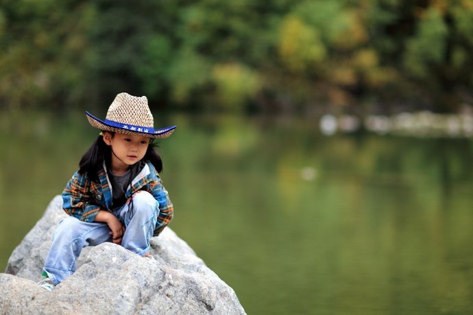 PS修复小孩外景欠曝照片教程