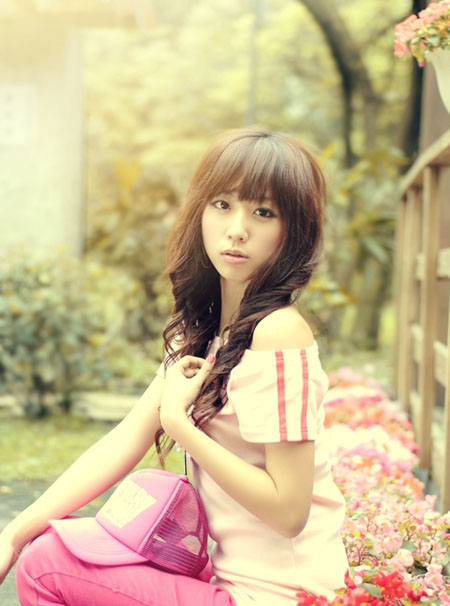 PS调出外景人物照片朦胧的淡黄色调