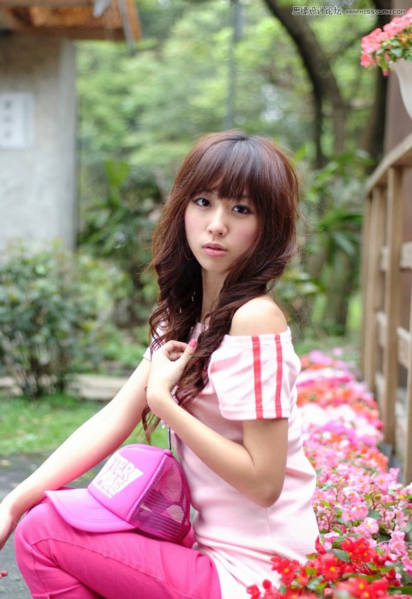 PS调出外景人物照片朦胧的淡黄色调