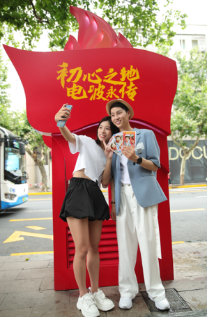 上海的电话亭，红了！