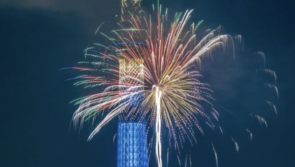 谁说烟花大会是一纵即逝的美好?有了投影仪就能完美复刻当时精彩