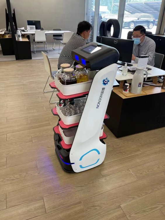 擎朗机器人助力汽车4s店打造智慧展厅