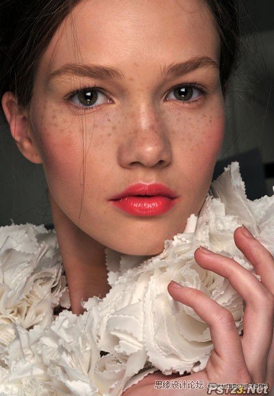 PS给美女脸部精细磨皮和美化