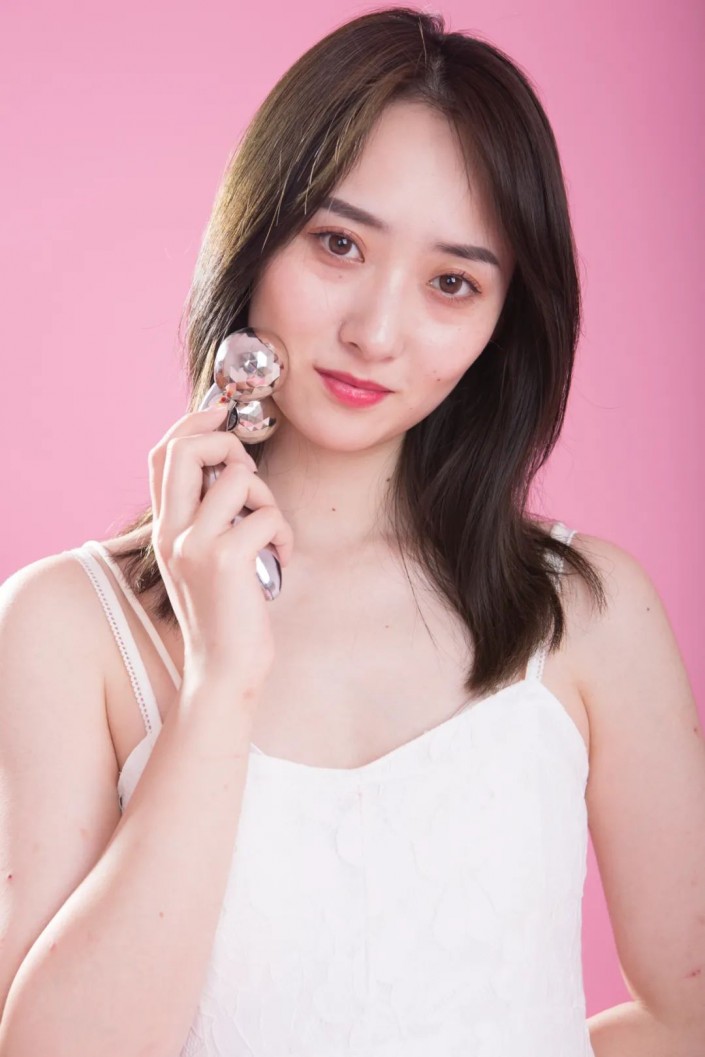 用PS给美女模特后期美容瘦身