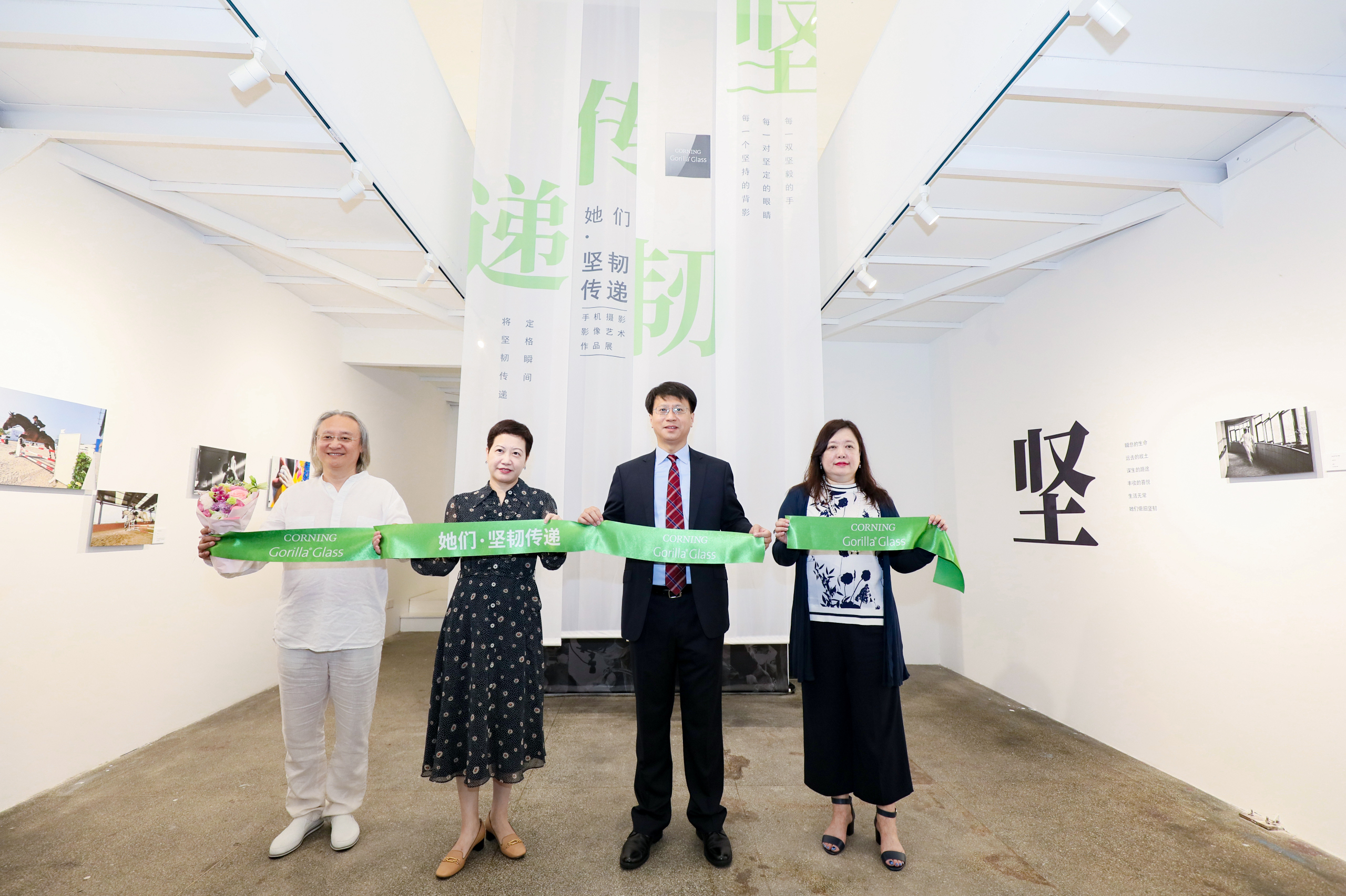 康宁大猩猩玻璃“她们·坚韧传递”主题摄影艺术展