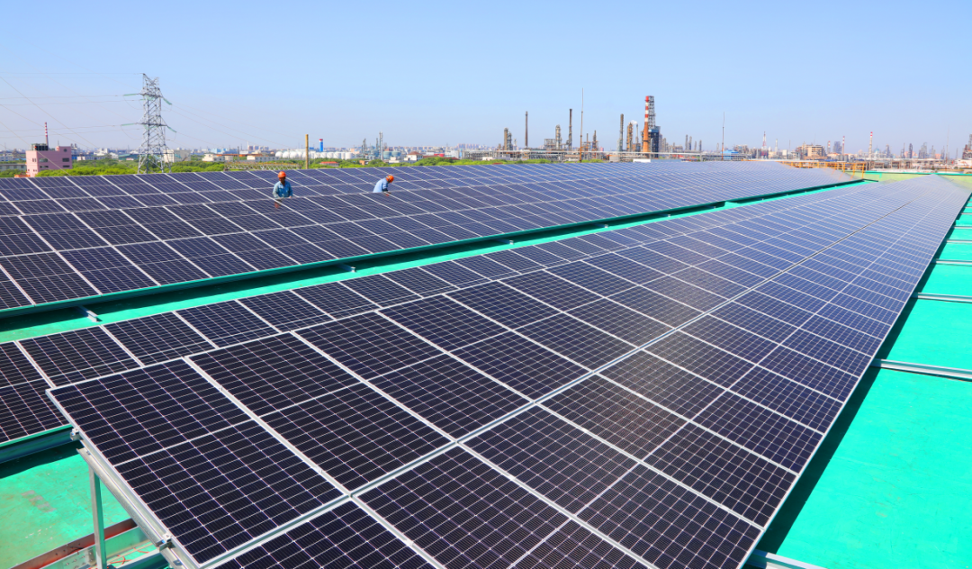 中国石化上海首座光伏发电站建成投用，成功并网发电，预计年均发电量 40 万千瓦时