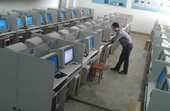 CRT电视爆改「大屁股」电脑，TCL 40周年庆开启硬核整活！