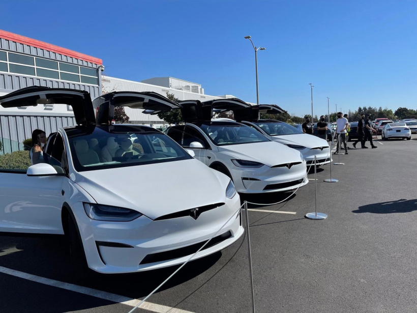 特斯拉新款 Model X 今日交付,带来全新内饰设计