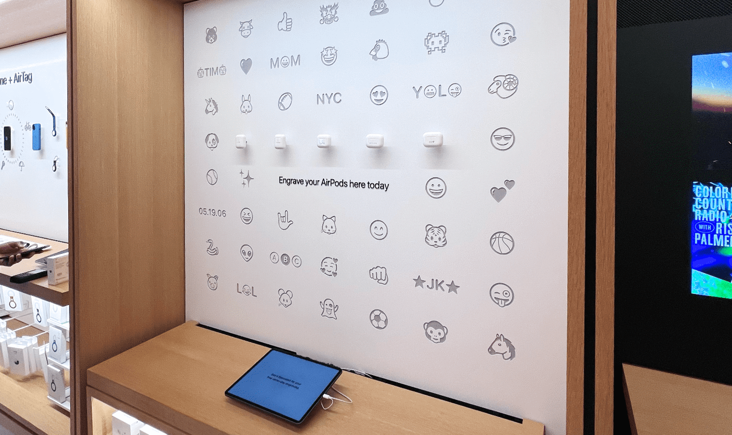 苹果纽约第五大道 Apple Store 提供当日店内 AirPods 雕刻服务