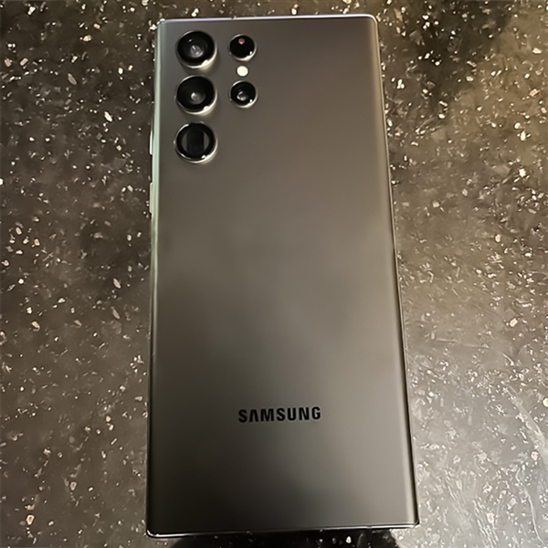 三星最强机皇!Galaxy S22 Ultra镜头膜神似“菜刀”:极具辨识度