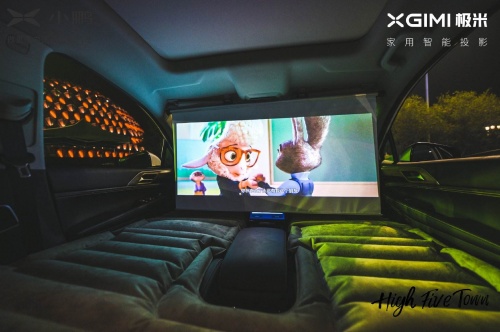 看电影自由?极米投影和小鹏汽车帮你实现