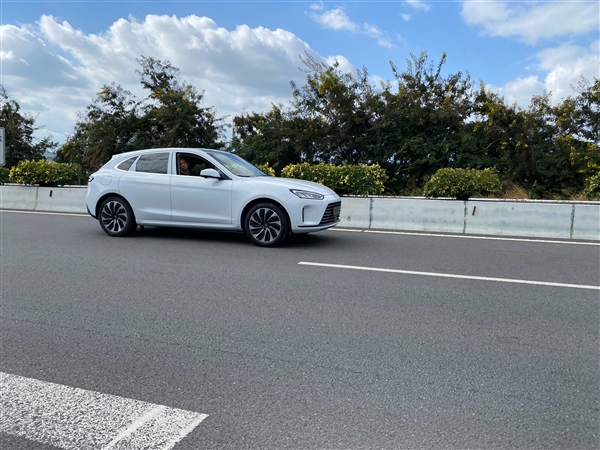 华为、赛力斯联手打造!AITO首款车型问界M5实车上路:神似保时捷Maccan