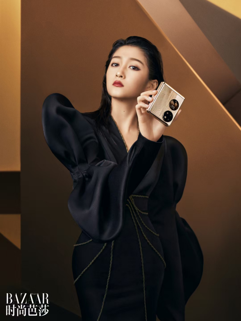 华为 P50 Pocket 折叠屏真机照来了:金色花纹,圆形背部副屏