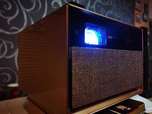 过年回去陪爸妈 极米RS Pro 2带回家