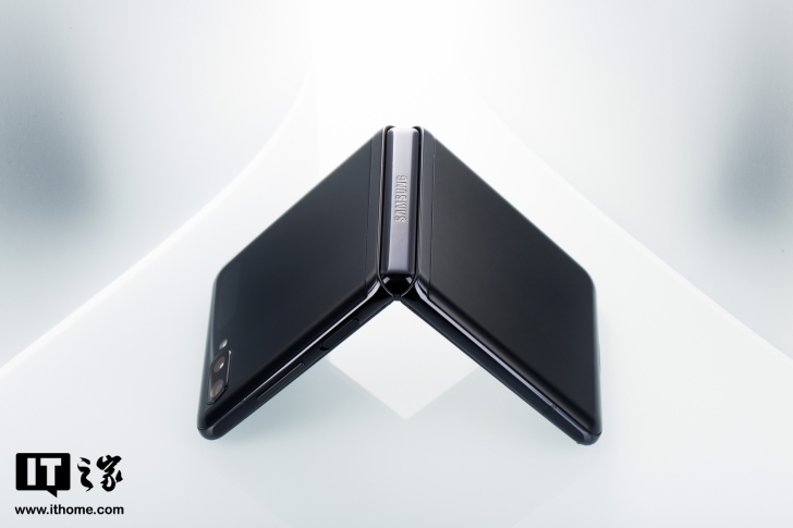 三星可折叠手机今年销量突破 800 万部,是去年的四倍