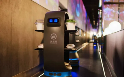 北京冬奥会的智慧餐厅成“网红”，送餐机器人太酷炫