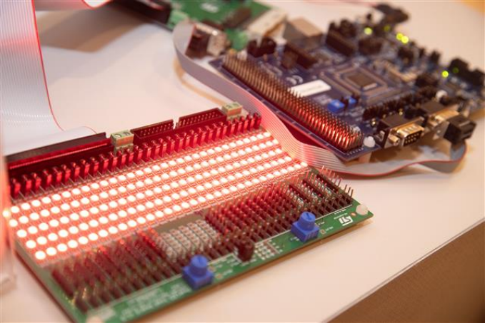 客户囤货 OLED 显示驱动芯片景气不改,消息称三星继续扩大外包生产