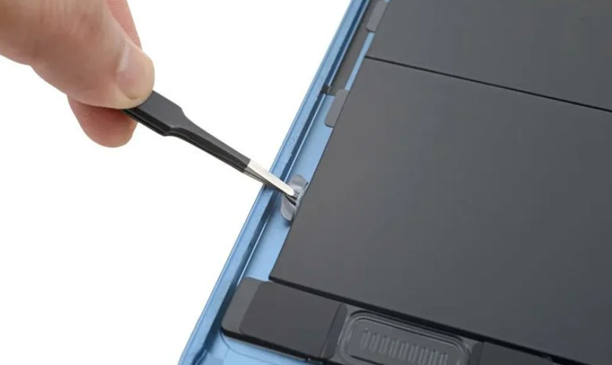 苹果 iPad Air 5 拆解显示：内部配备拉片，便于更换电池