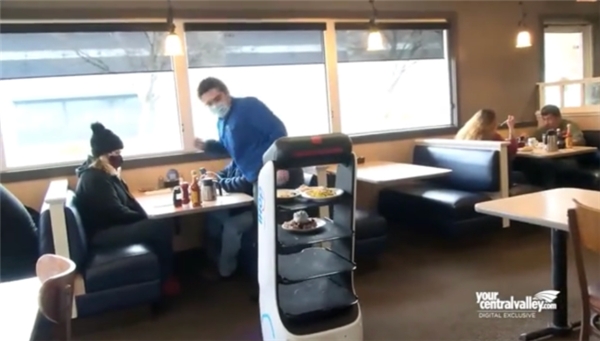 “能抵15名员工！”美国餐厅引入擎朗机器人提升效率