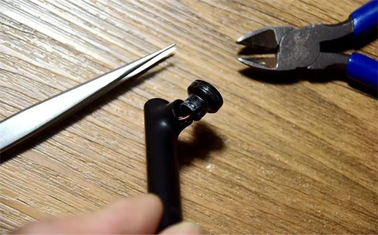 蓝牙耳机一个响一个不响怎么办 蓝牙耳机一边有声音一边没声音如何解决