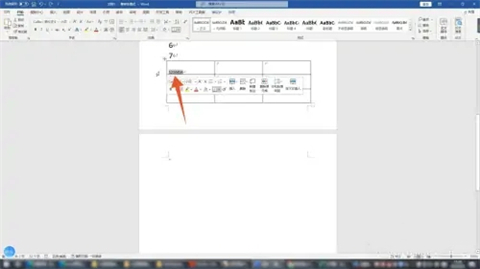word表格有一大段空白拉不上去 word表格跨页断开怎么连上